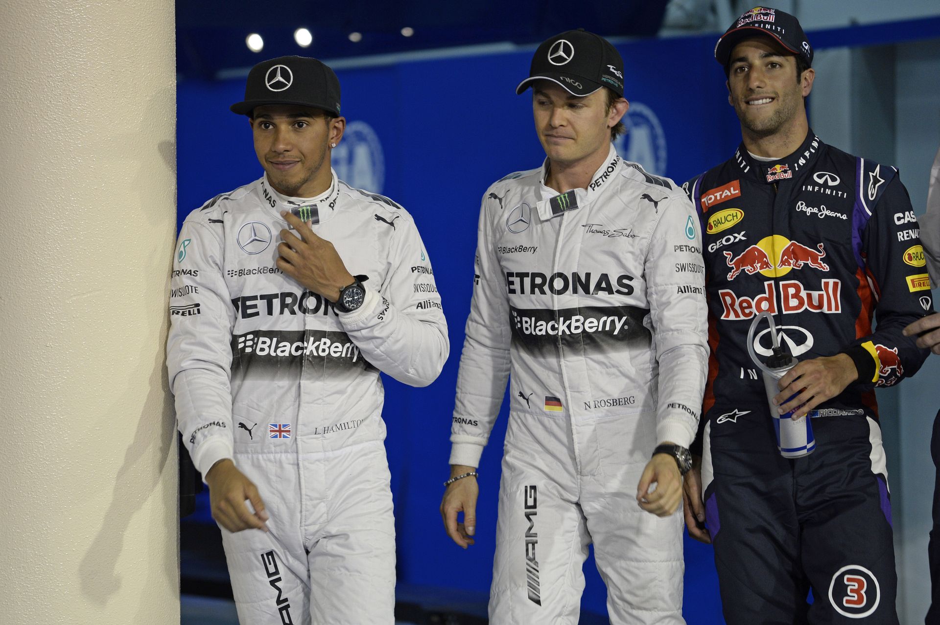 Bahrein Nagydíj 2014: Hamilton koppant, Rosberg odatette magát, Ricciardo az örök szerencsétlen