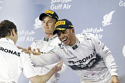 Hamilton és Rosberg is élvezte a brutális csatát Bahreinben