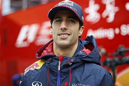 Vettel elismeri az újabb vereségét Ricciardo ellen és gratulál neki! A Ferrari közben beindult