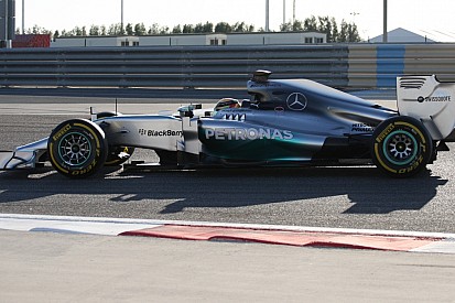 Mercedes: Rosberg jól felkészült, addig Hamilton egy brutális tehetség