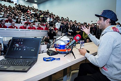 Ricciardo reméli, hogy Vettel nem hoz rá szégyent