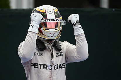 Hamilton vence gracias a la estrategia