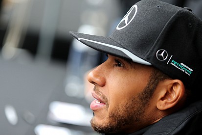 Hamilton maakt pas in VT1 kennis met stratencircuit Baku