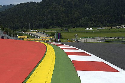 Verstappen critica los "increíbles" y "peligrosos" bordillos