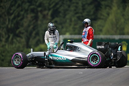 Ferrari meldt zich bovenaan in derde training, zware crash voor Rosberg