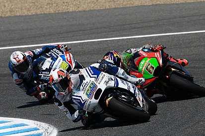 На три вакансии в командах MotoGP претендуют пятеро