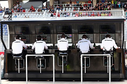 FIA будет наказывать команды за несоблюдение ограничений на радиопереговоры