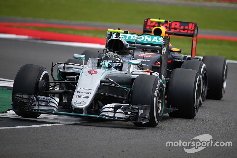 Tijdstraf voor Rosberg, Verstappen schuift op naar tweede plek