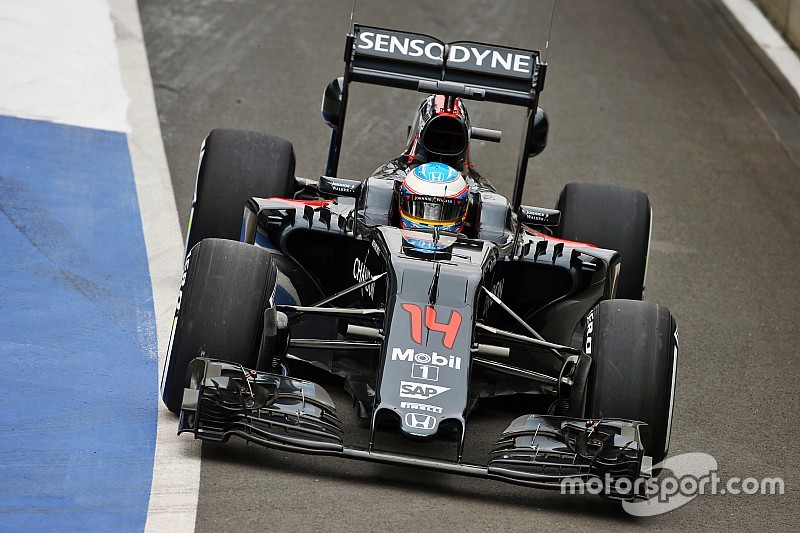 Alonso naar snelste tijd tijdens ochtendsessie eerste testdag