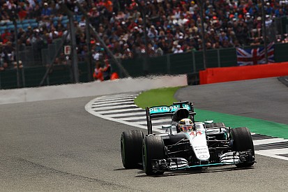 В Mercedes решают вопрос о замене двигателя на машине Хэмилтона