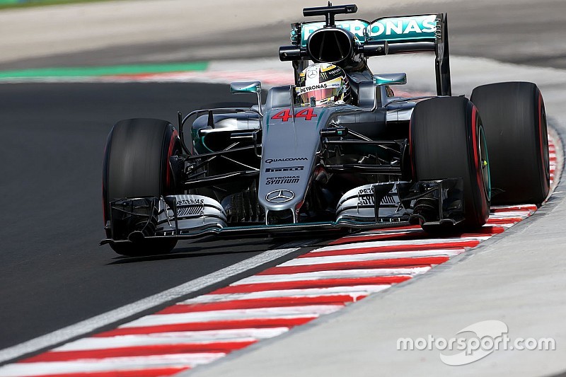 Crash maakt voortijdig einde aan VT2 voor Lewis Hamilton