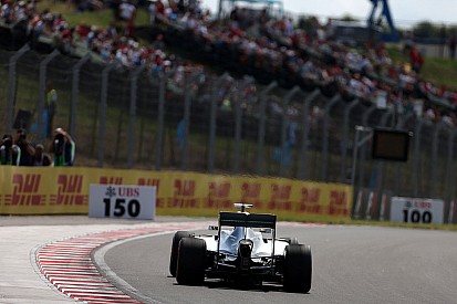 Un accidente puso fin a los segundos libres de Hamilton