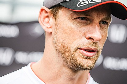 Button naar het ziekenhuis vanwege oogirritatie