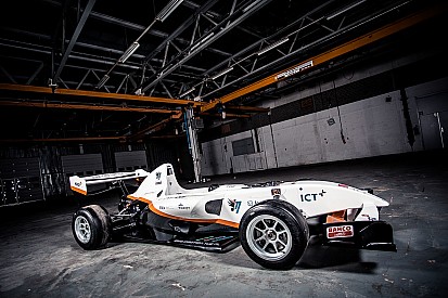 Studententeam InMotion toont elektrische formulewagen tijdens de Masters