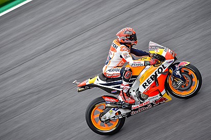 MotoGP Spielberg: Marc Marquez stürzt und renkt sich Schulter aus