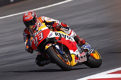 Susto y mejor tiempo para Márquez