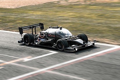 RoboRace-Rennwagen ohne Fahrer vor öffentlichem Testdebüt