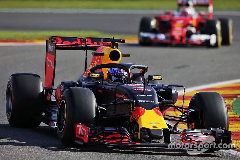 Topshots: Vier teams proberen halo uit op Spa-Francorchamps