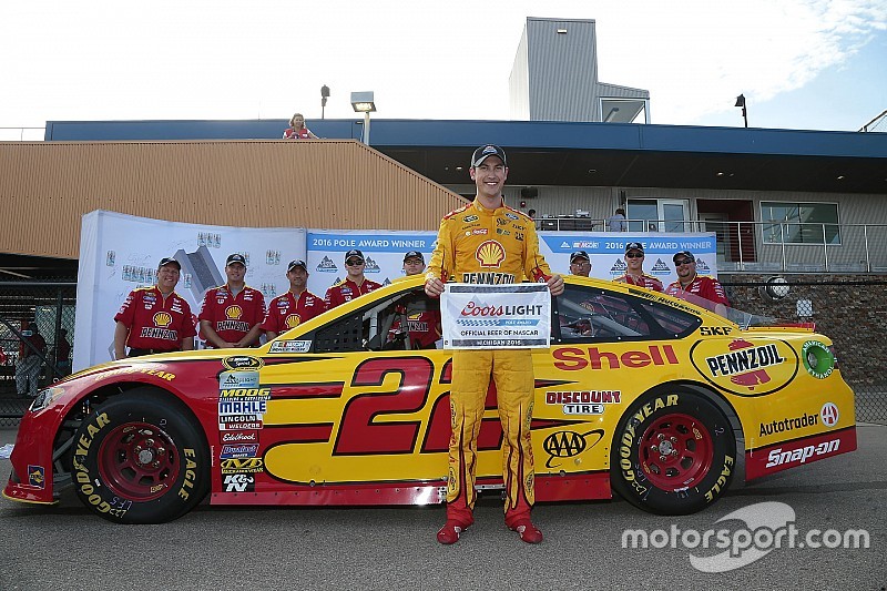 Logano venció a Johnson por la pole en Michigan