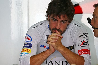 Alonso difende Verstappen: "Ci si può spostare se non si è in frenata"