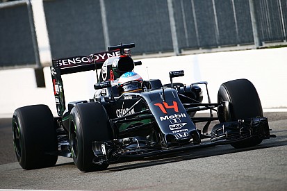 Alonso heeft hoop voor seizoensslot: "Kort achter de Red Bulls"