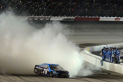 Martin Truex Jr. gewinnt NASCAR-Zeitreise in Darlington