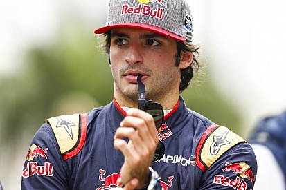 Sainz visszatért az alapokhoz: gokartozás F1-es cuccban