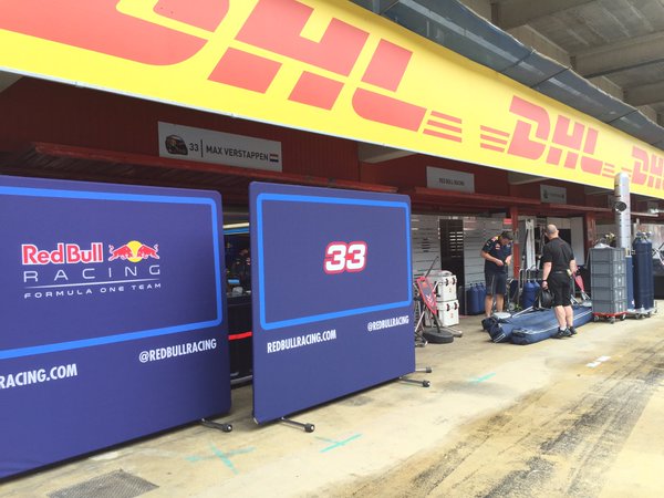 Verstappen neve már ott virít a Red Bull garázsa fölött