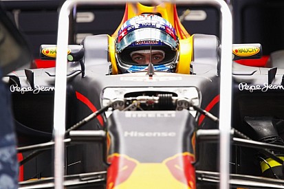 Verstappen már el is foglalta a helyét az RB12-ben