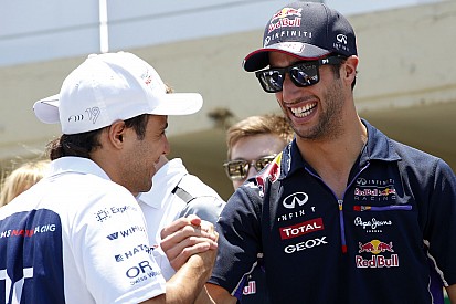 Ricciardo próbál szelfizni, de egyszerűen nem megy!