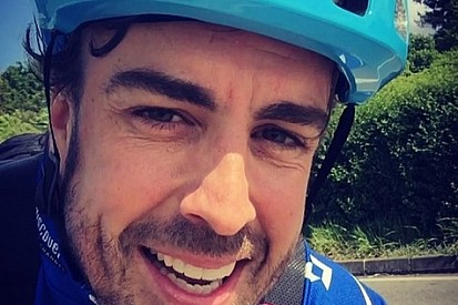 Alonso a bicikliről jelentkezik: különleges vendég érkezik hozzá