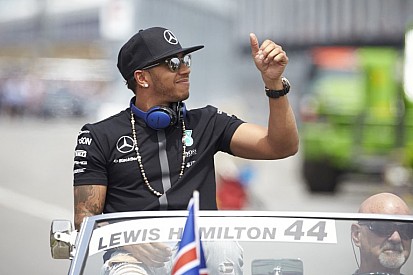 Közelről Hamilton nagyon menő motorja Monacóból