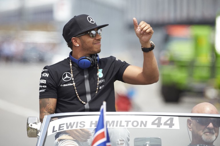 Közelről Hamilton nagyon menő motorja Monacóból