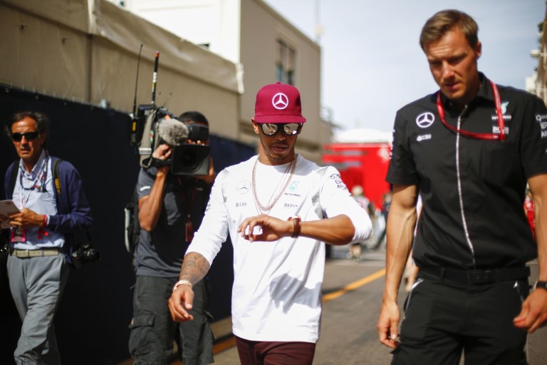 Hamilton kezei teljesen megcsavarodtak a Mercedesben!