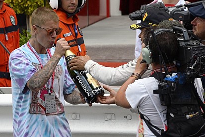 Óriási: James Hunt nőkkel ünnepelt, míg Hamilton Bieberrel...