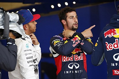 Ricciardo csúnyát mutatott, amikor Hamiltonnal ugratták!