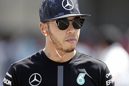 Hamilton nagyon nyomul: egy helikopterben Bieberrel…
