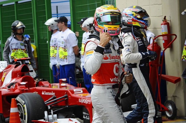 Tündéri: Hamilton és a McLaren-overálos vörös hajú kislány!
