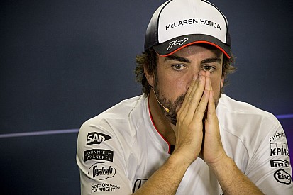Videón, ahogy Alonso bedriftel a "Bajnokok falához" a McLarennel: brutál!