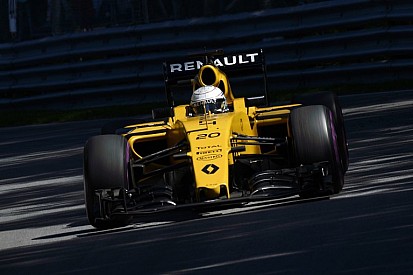 Piros zászló a harmadik edzésen, Magnussen megbontotta a Renault-t