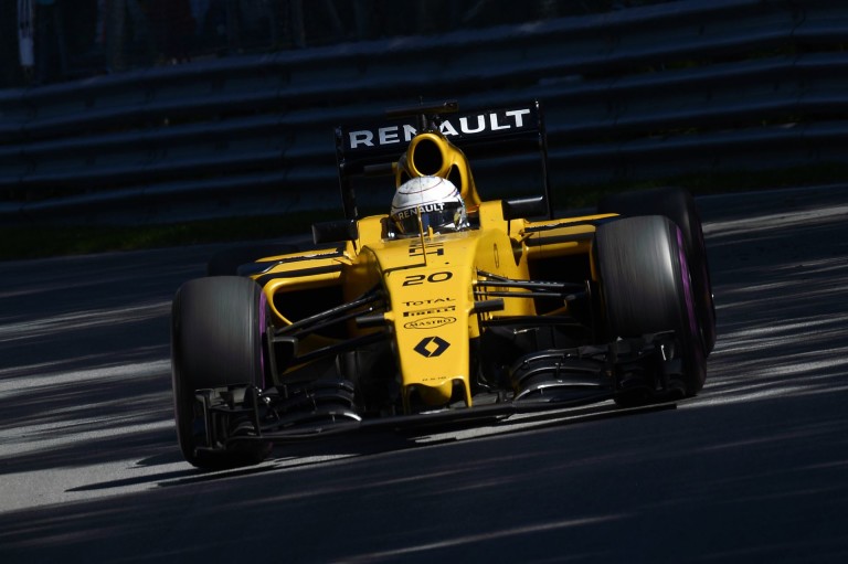 Piros zászló a harmadik edzésen, Magnussen megbontotta a Renault-t