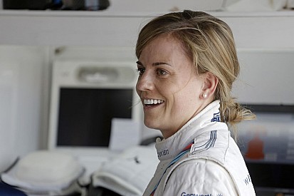 Susie Wolff felkészült: Mercedes slusszkulcs magassarkúval!