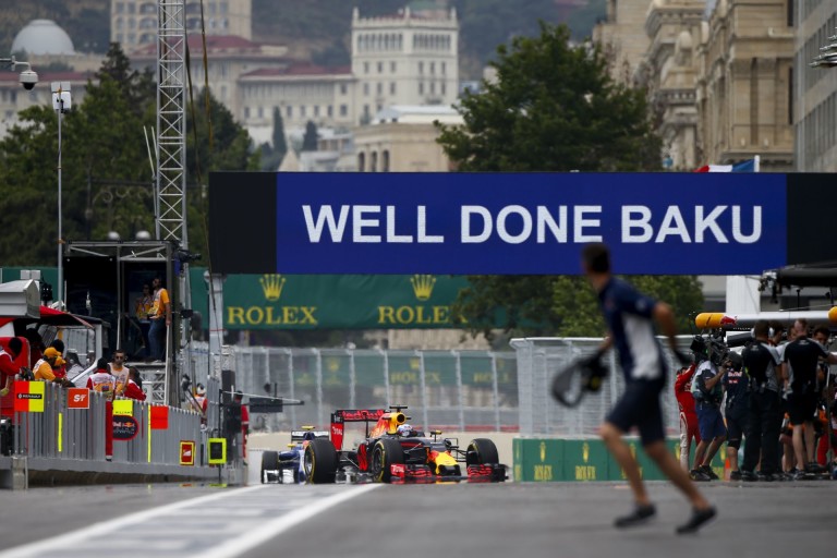 Felülnézetből az átfestett új F1-es bokszkijárat Azerbajdzsánból