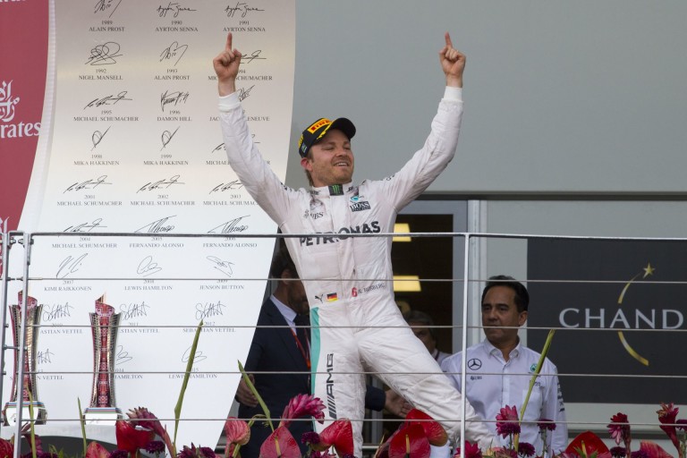 Rosberg már úton hazafelé - a győztes kupája persze szorosan mellette utazik!