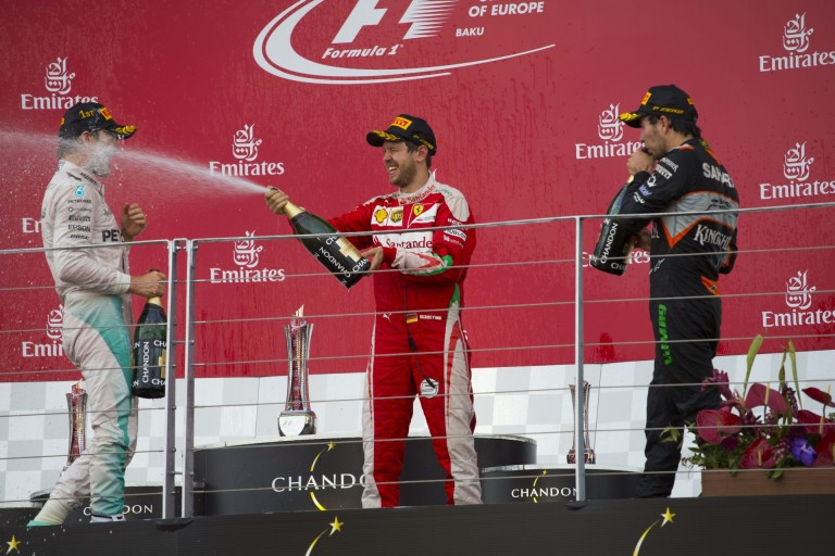 Egy elkapott pillanat: Vettel orrba is nyomta a pezsgőt