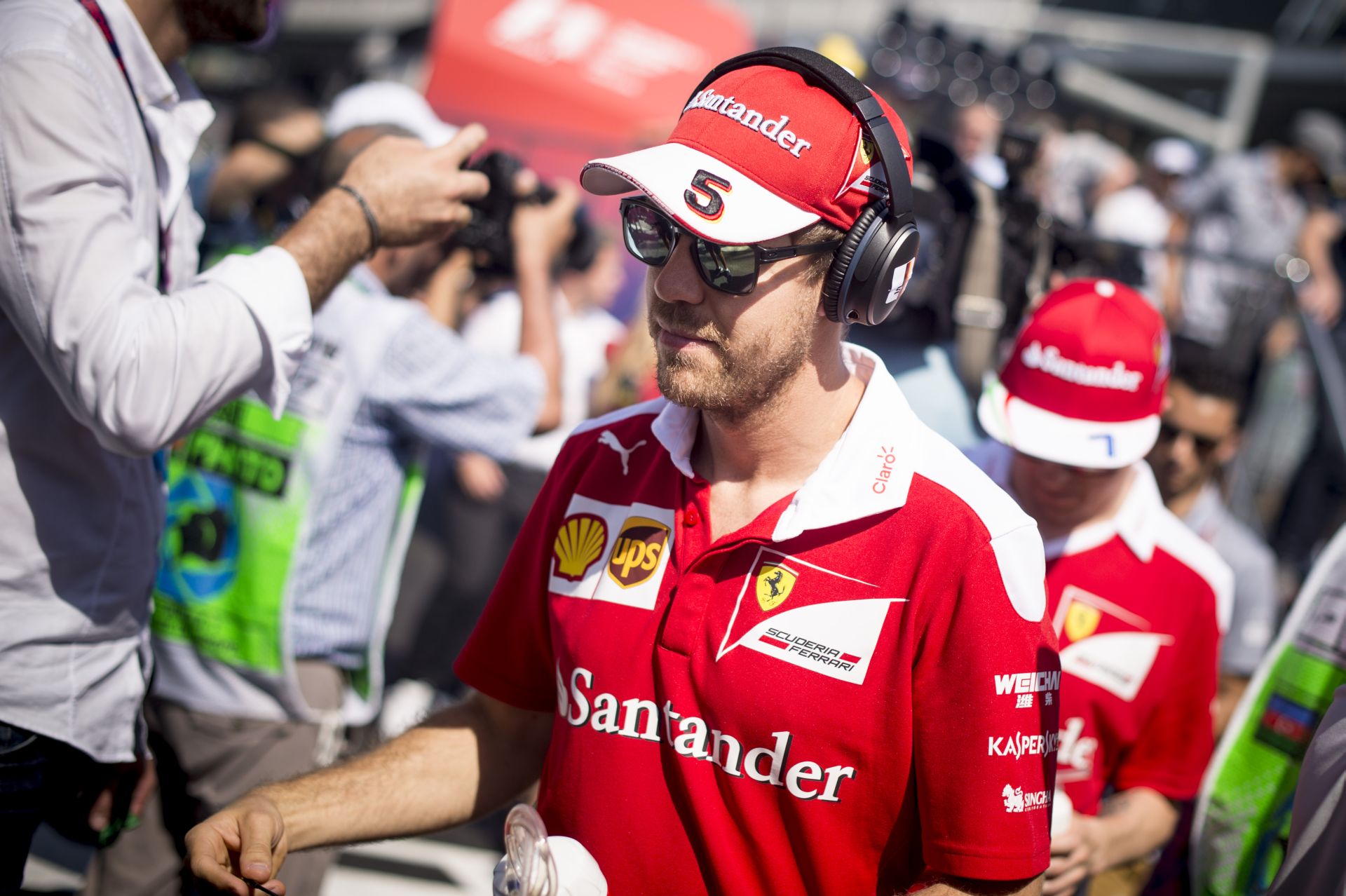 Vettel piros autóval érkezett meg az FIA Sportkonferenciájára - de nem Ferrarival!