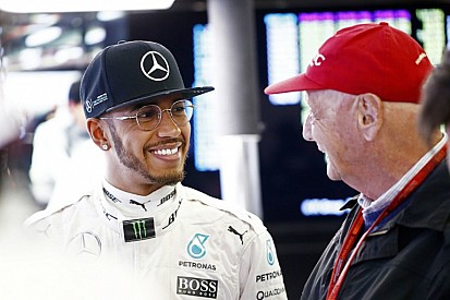 Pharrell Williams Hamilton és Lauda mellett is "imádkozott"!