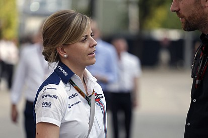 Csúcsszuper: Susie Wolff egy Mercedes kabrióval fánkozott!