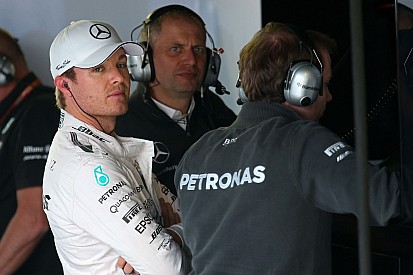 Egy szenzációs kép a Mercedestől: legendás F1-es versenygépek
