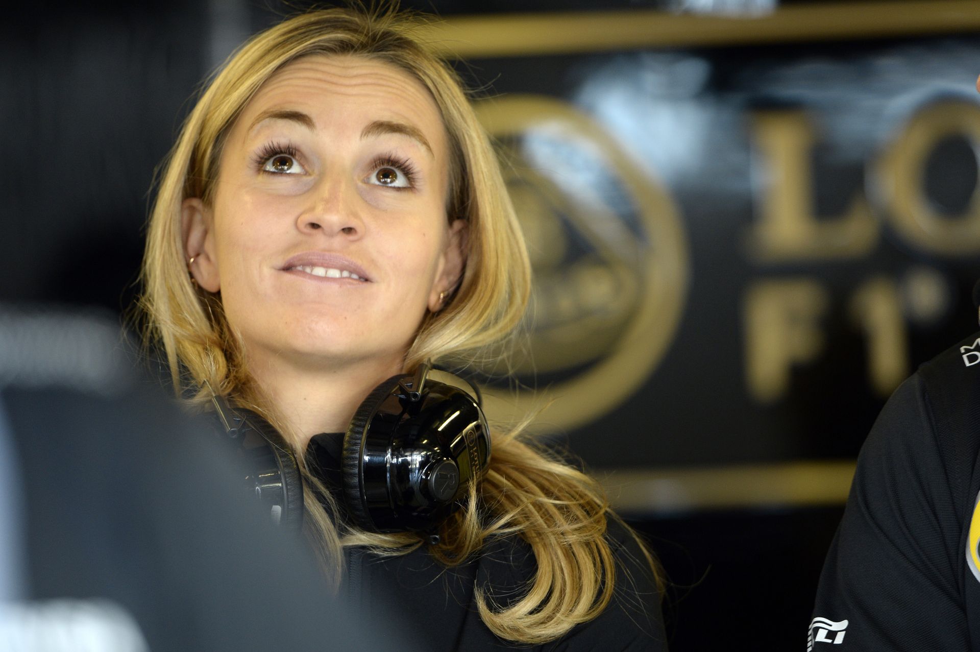 Carmen Jorda most üzletiesen nyomja - ez is jól áll neki!